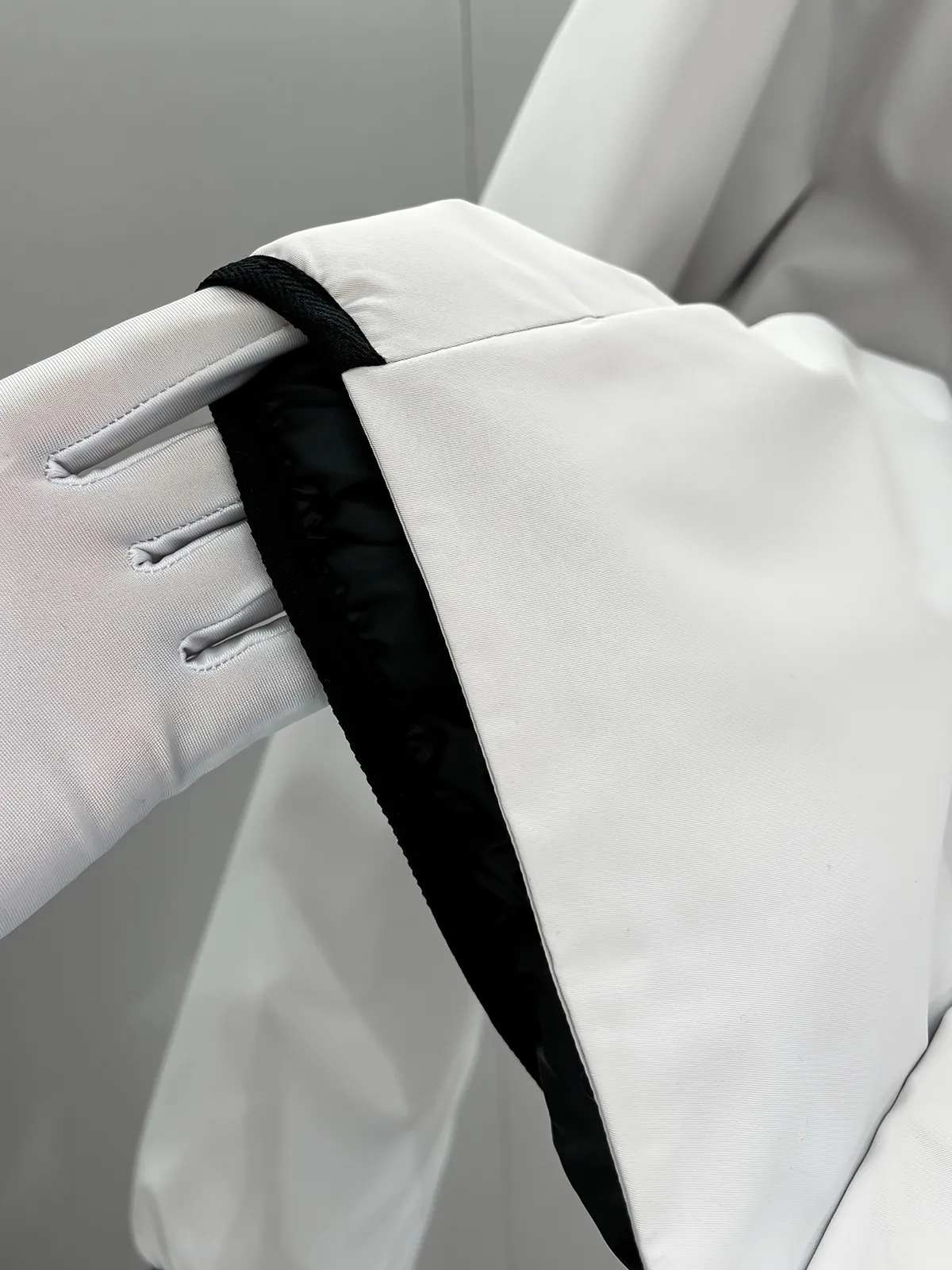 MON 26 ，Polset 90 ， 。 ， 。 ， ， ， ， ， ， Cream White Black Size：1 2 3 4 5597Size ： 1 : 118cm- 50cm- 67cm- 62 2 : 122cm- 52cm- 69cm- 63 3 : 126cm- 54cm- 71cm- 64 4 : 130cm- 56cm- 73cm- 65